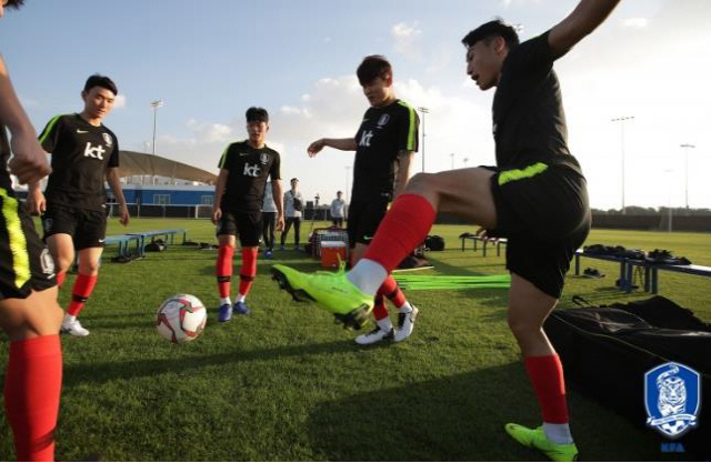 한국 축구 대표팀이 지난 23일(한국시간) 아랍에미리트(UAE) 아부다비에서 첫 훈련을 하고 있다. 대표팀은 2019 아시아축구연맹(AFC)아시안컵에서 59년만의 우승을 목표로 하고 있다. /아부다비=연합뉴스