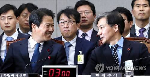 대화하는 임종석 비서실장과 조국 수석 (서울=연합뉴스) 최재구 기자 = 임종석 대통령 비서실장과 조국 민정수석이 31일 국회에서 열린 운영위원회에 출석해 대화하고 있다. jjaeck9@yna.co.kr