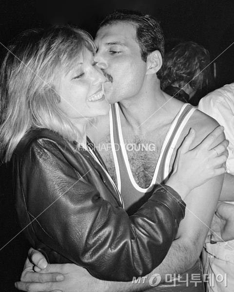 1984년 38번째 프레디 머큐리(오른쪽) 생일에서 머큐리가 연인 메리 오스틴에게 볼에 키스하는 장면. /사진제공=리차드 영