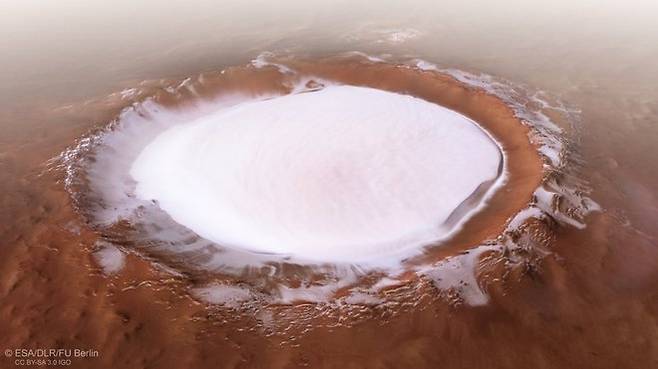 화성 북극권에 있는 코롤료프 크레이터. ESA의 마스 익스프레스 탐사선이 촬영한 것으로, 너비 82km의 크레이터 안이 얼음으로 채워져 있다. (출처: ESA/DLR/FU Berlin, CC BY-SA 3.0 IGO)