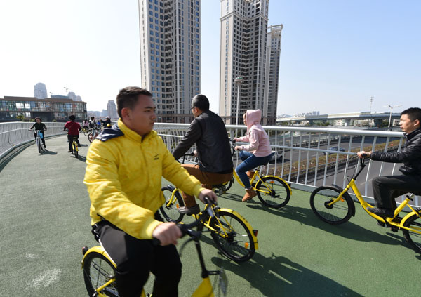 중국 시민들이 거리에서 공유자전거를 타고 있다. 중국의 공유자전거 이용객은 하루 1000만명에 달한다. / 신화통신