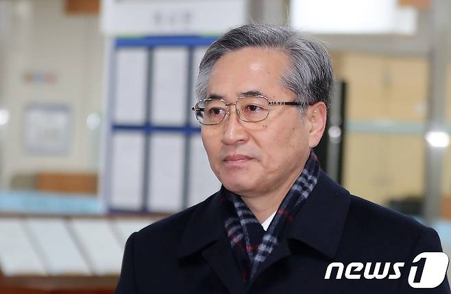 추명호 전 국가정보원 국익정보국장이 3일 오전 서울 서초구 서울중앙지법에서 열리는 1심 선고공판에 출석하고 있다. 2019.1.3/뉴스1 © News1 구윤성 기자