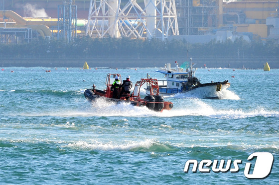 신고를 받은 포항해경 122구조대원들이 고속단정을 타고 사고 현장으로 출동하고 있다.(뉴스1자료) © News1 최창호 기자