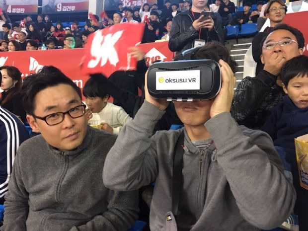SK브로드밴드는 옥수수를 통해 2018-2019 SKT 5GX 프로농구’ SK나이츠 서울 잠실 홈 경기를 VR로 실시간 중계한다.