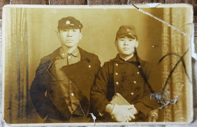 1945년 일본 도쿄의 중앙대학 상업학교를 다닐 때의 양 할머니의 남동생 양창희(왼쪽). 양씨는 1948년 10월 행방불명됐다.