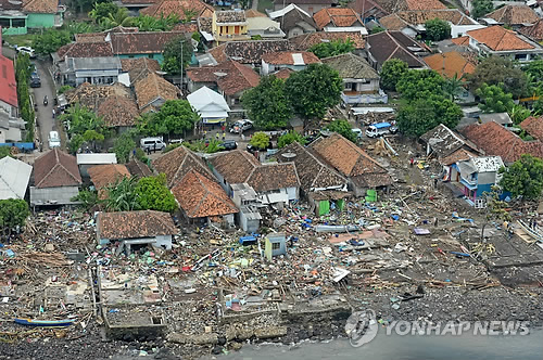 印尼 쓰나미 사망자 426명 (라자바사[인도네시아] 로이터=연합뉴스) 인도네시아 순다해협을 덮친 쓰나미로 해안에 파손된 가옥 등의 잔해가 쌓인 사우스 람풍주 라자바사 지역 물리 마을의 27일 모습.       인도네시아 국가재난방지청(BNPB)의 수토포 푸르워 누그로호 대변인은 28일 "오늘 오후 1시까지 확인된 사망자의 수는 426명"이라고 밝혔다. 실종자는 23명이며 집을 잃은 이재민은 4만여명으로 증가했다. 2018.12.28. bulls@yna.co.kr