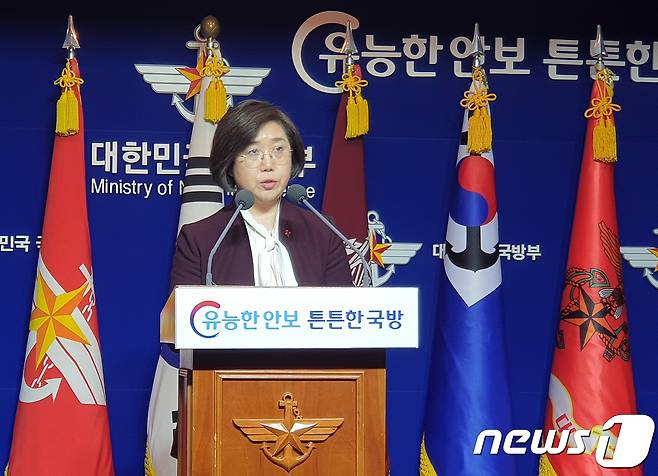 최현수 국방부 대변인이 4일 오후 서울 용산 국방부 브리핑룸에서 한일 '레이더 갈등'과 관련해 "일본 해상초계기 저공 위협 비행과 허위 주장에 대한 대한민국 국방부 입장 영상을 공개한다"고 밝혔다. 2019.1.4/뉴스1 © News1 성도현 기자