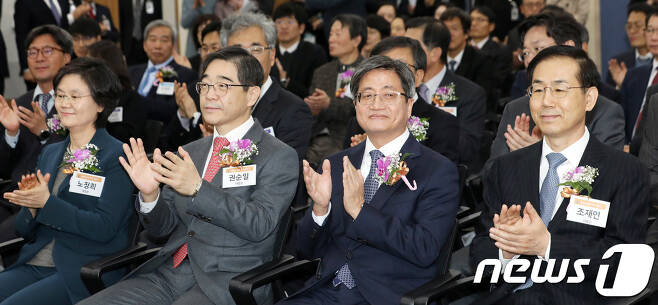 김명수 대법원장과 조재연 대법관(왼쪽 3,4번째). 2018.12.11/뉴스1 © News1 황기선 기자