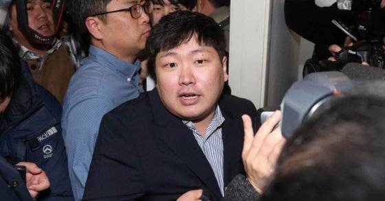 신재민 전 기재부 사무관이 지난 2일 서울 역삼동에서 '적자 국채 발행 압력' 등에 대한 기자회견을 한 뒤 떠나고 있다. 강정현 기자