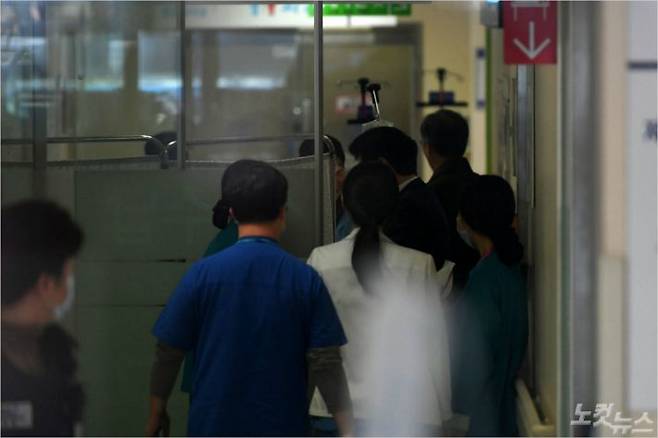 지난 3일 오후 극단적인 선택을 암시하는 문자를 남기고  잠적했다 경찰에 발견된 신재민 전 기획재정부 사무관이 후송된 서울 동작구 보라매 병원 응급실이 분주한 모습을 보이고 있다. 이한형 기자/자료사진