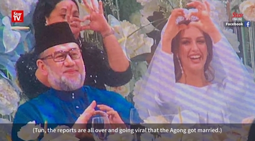 2018년 11월 22일 말레이시아의 술탄 무하맛 5세(49) 국왕과 러시아 국적 여성 모델 옥사나 보예보디나(25)가 결혼식을 올린 장면으로 알려진 사진. [현지방송 영상 캡처=연합뉴스]