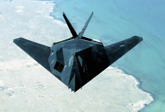 최초의 스텔스 전투기인 F-117 나이트호크. 모양 때문에 '하늘을 나는 다리미'라는 별명이 붙었다. [사진 미 공군]