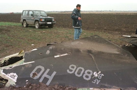 1999년 3월 27일 세르비아에 추락한 F-117의 잔해. [사진 Aviationist]