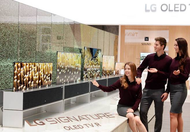 CES 2019 전시회에서 모델이 LG 시그니처 올레드 TV R을 소개하고 있다.