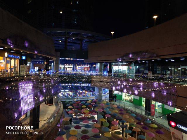 포코폰 F1으로 찍은 야경. 경쟁사 제품과 비교해 사양은 떨어지지 않지만 손떨림 방지 기능이 빠진 것은 아쉽다.(사진=지디넷코리아)