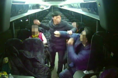 경북 예천군의회 의원이 외국 연수 중에 현지 가이드를 폭행한 사건이 커지고 있는 가운데 피해자인 가이드 A씨가 사건 당일인 지난달 23일 박종철 의원의 폭행 장면을 언론에 공개했다. 연합뉴스