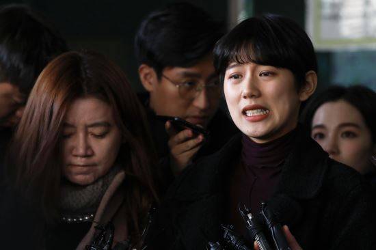 유튜버 양예원 씨가 9일 오전 서울 마포구 서부지법에서 열린 '비공개 촬영회' 모집책 최모(45·구속)씨의 강제추행 및 성폭력 범죄 등에 관한 특례법상 동의촬영물 유포 혐의에 대한 선고공판이 끝난 뒤 심경을 밝히고 있다. 뉴시스