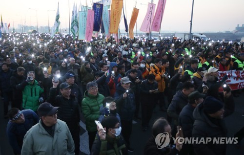 지난 12월 20일 오후 서울 여의도에서 열린 '카카오 카풀 영업 반대 3차 집회'에서 참가자들이 마포대교를 건너 행진하고 있는 모습  [연합뉴스 자료사진]