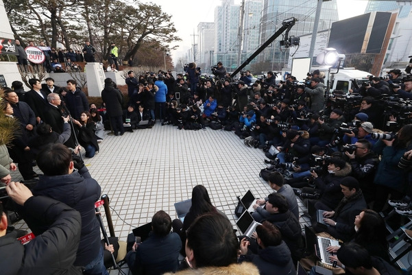 '사법농단' 의혹 사건의 정점인 양승태 전 대법원장의 검찰 소환일인 11일 오전 서울 서초구 대법원 정문에서 양승태 전 대법원장이 입장발표를 하고 있다./뉴시스