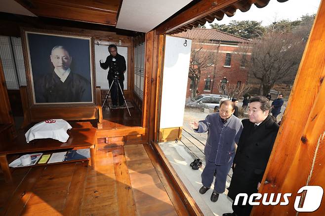 이낙연 국무총리가 12일 오전 서울 강북구 우이동 손병희 선생 묘소를 참배 전 봉황각을 살펴보고 있다. 2019.1.12/뉴스1 © News1 박세연 기자