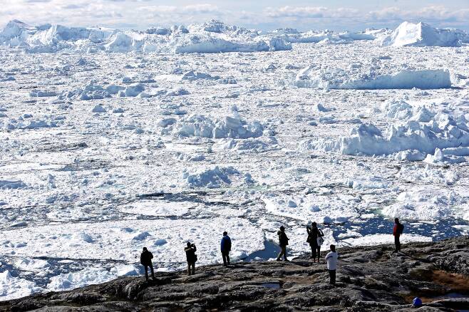그린란드 일루리삿 빙하. 빙하 아래에도 미생물은 존재한다. [중앙포토]