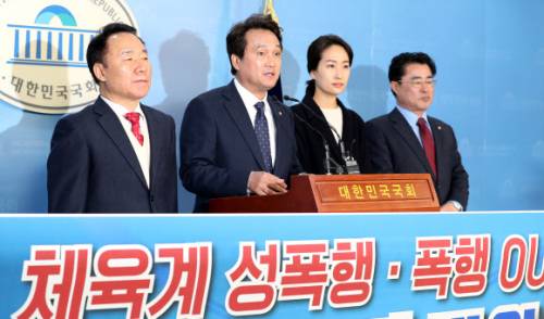 지난 10일 체육계 성폭력 방지를 위해 관련법 개정을 다짐하고 있는 염동열, 안민석, 김수민, 최경환(왼쪽부터) 의원. 연합뉴스