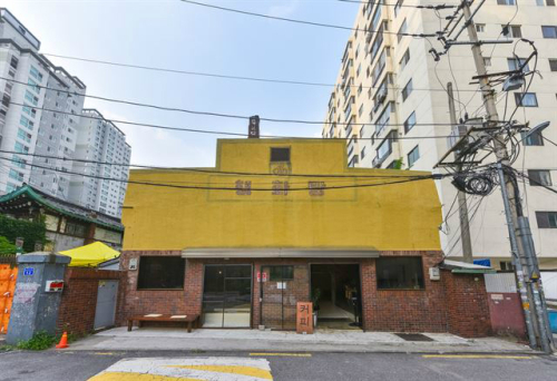 오래된 대중 목욕탕을 리모델링해 복합문화예술공간으로 거듭난 서울 아현동 ‘행화탕’
