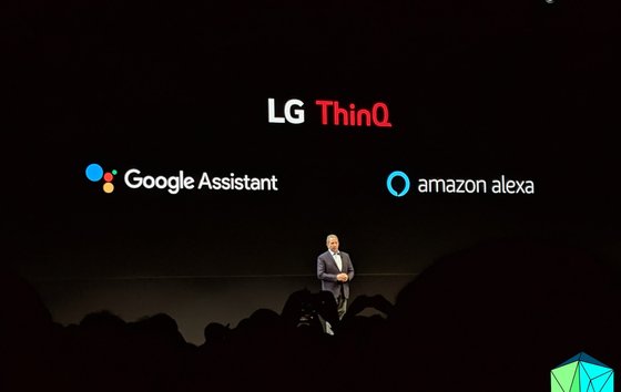 LG는 구글 어시스턴트, 아마존 알렉사 양대 AI 진영에 모두 합류하면서 사물과 사물 간 의사소통 분야에 주력하기로 했다. 사람과 가전 간 소통 대신 가전과 가전의 능동적 연결에 힘을 주겠다는 의도다. 김영민 기자