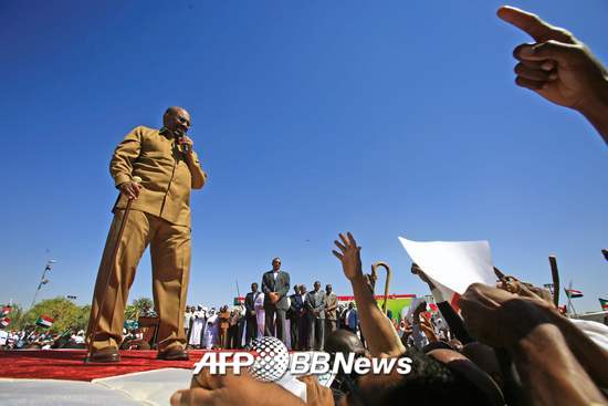 오마르 알 바시르 수단 대통령이 9일(현지시간) 자신의 지지자 모임에서 연설하는 모습/AFPBBNews=뉴스1