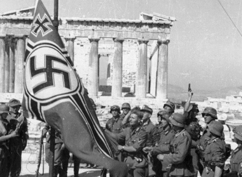 제2차 세계대전 도중인 1941년 그리스를 점령한 독일군이 그리스 수도 아테네의 아크로폴리스 앞에서 나치 깃발을 게양하고 있다. 네이버 지식백과