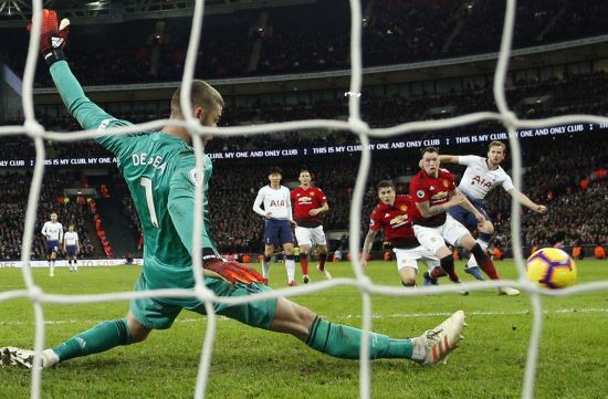 맨체스터 유나이티드 골키퍼 다비드 데헤아가 14일 영국 런던 웸블리 스타디움에서 토트넘 홋스퍼와 가진 2018-2019 잉글랜드 프리미어리그 22라운드 원정경기에서 토트넘 홋스퍼 공격수 해리 케인의 슛을 막고 있다. AP뉴시스