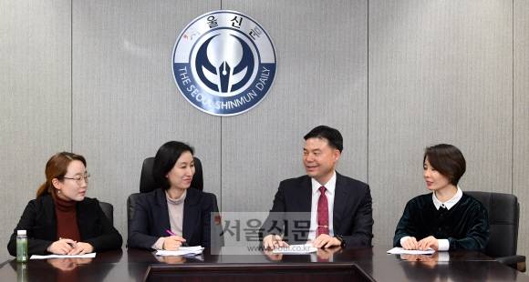 서승희(왼쪽부터) 한국사이버성폭력대응센터 대표와 김현아 법무법인 GL 변호사, 최종상 경찰청 사이버수사과장, 윤김지영 건국대 몸문화연구소 교수가 서울신문 본사에서 진행된 좌담회에서 디지털 성폭력 근절 방안에 대해 이야기를 나누고 있다. 도준석 기자 pado@seoul.co.kr 서승희(왼쪽부터) 한국사이버성폭력대응센터 대표와 김현아 법무법인 GL 변호사, 최종상 경찰청 사이버수사과장, 윤김지영 건국대 몸문화연구소 교수가 서울신문 본사에서 진행된 좌담회에서 디지털 성폭력 근절 방안에 대해 이야기를 나누고 있다. 도준석 기자 pado@seoul.co.kr