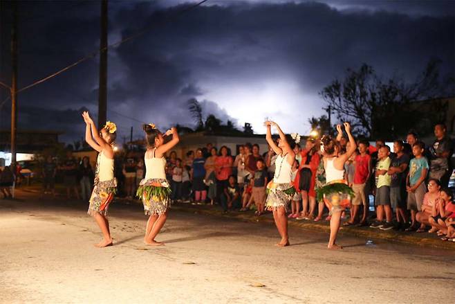천둥번개 아래 오히려 무대의 열기는 달아올랐다