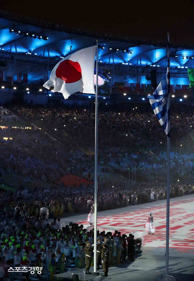 브라질 리우데자네이루 마라카낭 주경기장에서 열린 2016 리우올림픽 폐막식에서 2020도쿄 올림픽을 알리는 일장기가 올라가고 있다. 올림픽사진공동취재단