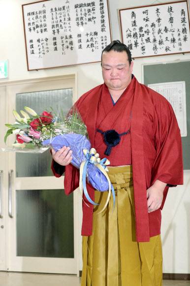 16일 일본 도쿄에서 스모계 ‘일본의 자존심’이었던 ‘요코즈나(橫網)’ 기세노사토가 은퇴 기자회견을 열고 있다. 기세노사토는 몽골 출신 스모 선수들이 주름잡던 스모계에서 2017년 1월에 일본 선수로서는 19년 만에 요코즈나에 등극했다.지지통신=AFP 연합뉴스 16일 일본 도쿄에서 스모계 ‘일본의 자존심’이었던 ‘요코즈나(橫網)’ 기세노사토가 은퇴 기자회견을 열고 있다. 기세노사토는 몽골 출신 스모 선수들이 주름잡던 스모계에서 2017년 1월에 일본 선수로서는 19년 만에 요코즈나에 등극했다.지지통신=AFP 연합뉴스