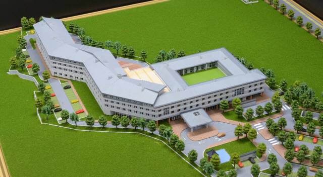 푸르미르호텔 모형. 층수 제한 속에서 객실을 최대한 많이 담아내기 위해 긴 꼬리를 가진 고리 모양으로 설계했다.