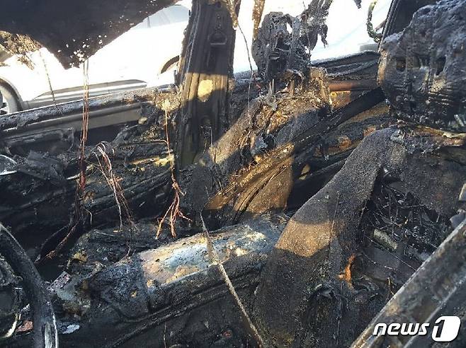 지난 8일 오후 4시16분 광주 서구 화정동 농성교차로에서 주행 중이던 벤츠 S600 차량에서 화재가 발생, 차량 내부가 불에 탔다.(광주 서부경찰서 제공) 2019.1.8/뉴스1 © News1
