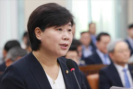 더불어민주당 원내수석부대표인 서영교(사진) 의원의 '재판 청탁' 의혹이 불거지면서, 사법개혁을 추진하던 민주당이 당혹감을 감추지 못하고 있다. ⓒ데일리안 홍금표 기자