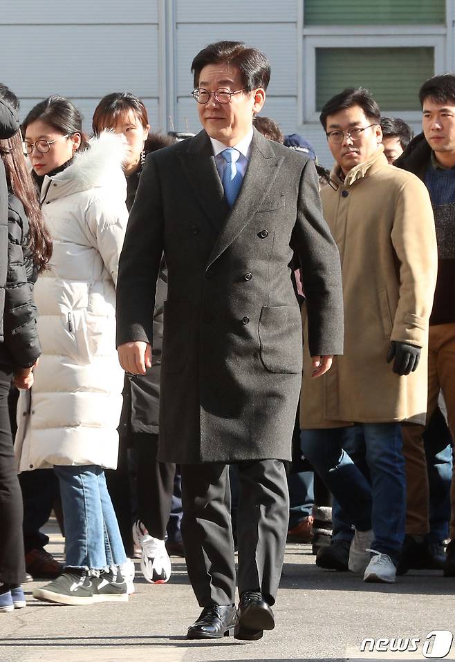 공직선거법 위반 등 혐의로 기소된 이재명 경기도지사가 17일 오후 경기도 성남시 수정구 수원지방법원 성남지원에서 열린 세번째 공판에 출석하고 있다. 이 지사는 친형 故 이재선씨 강제입원, 검사 사칭, 대장동 허위 선거 공보물 사건과 관련 직권남용과 공직선거법 위반 혐의로 지난달 11일 불구속 기소 됐다. 2019.1.17/뉴스1 © News1 오장환 기자