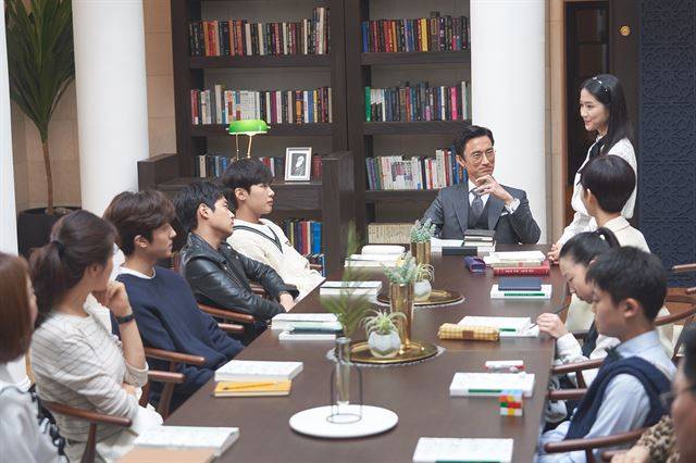 JTBC 드라마 'SKY캐슬'에서 고급 빌라 입주민까지 독서토론을 하는 장면. 제이콘텐트리 제공