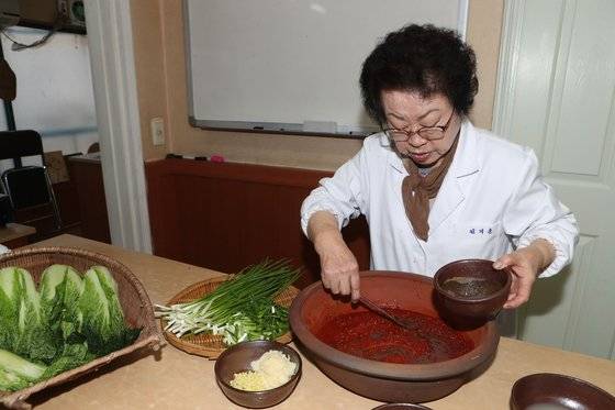 풀국에 고춧가루를 개고 멜젓 진젓을 넣고 있다. 신인섭 기자