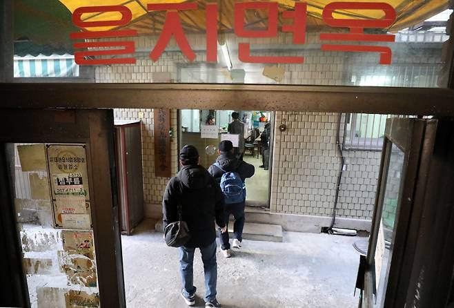 서울 중구 을지면옥 가게 앞에 시민들이 줄 서 있는 모습. /사진제공=뉴스1