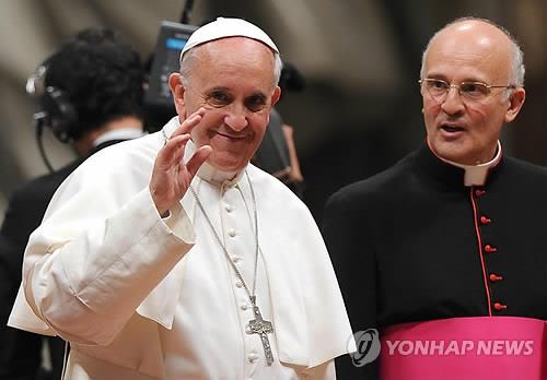 프란치스코 교황의 개인 비서 시절인 2013년 6월의 알프레드 수에레브(오른쪽) 주한 교황청 대사 [EPA=연합뉴스]