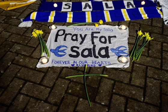 영국 웨일스 카디프시티 스타디움 바깥에 카디프시티 팬들이 에밀리아노 살라의 무사귀환을 염원했다. [로이터=연합뉴스]