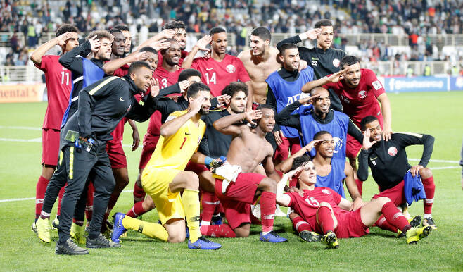 카타르 선수들이 23일(한국시간) 열린 2019 아시안컵 이라크와의 경기에서 승리한 후 기쁜 표정을 지으며 기념촬영을 하고 있다. EPA연합