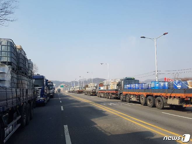 수 백여 톤의 폐기물을 실은 화물차들이 충북 음성 감곡IC 앞 국도변 양옆에 줄을 지어 정차 해 있다.© 뉴스1