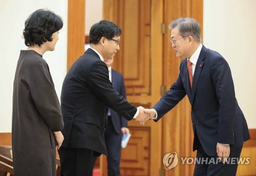 조해주 중앙 선관위원과 악수하는 문 대통령 (서울=연합뉴스) 황광모 기자 = 문재인 대통령이 24일 오후 청와대에서 조해주 중앙선거관리위원회 위원에게 임명장을 수여하기 위해 접견실로 들어선 뒤 악수하고 있다. 2019.1.24 hkmpooh@yna.co.kr