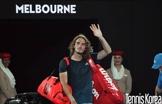 호주오픈 4강에서 나달에게 패한 후 관중들에게 손을 흔들며 코트를 떠나는 치치파스. 사진=(호주)박준용 기자