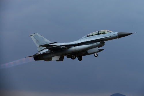 공군 F-16D 전투기가 조종훈련을 위해 상승 비행을 하고 있다. 공군 제공