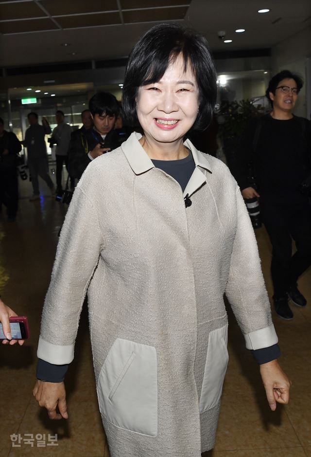 손혜원 의원이 20일 오전 국회에서 탈당 기자회견을 마친뒤 국회를 나서고 있다. 고영권 기자